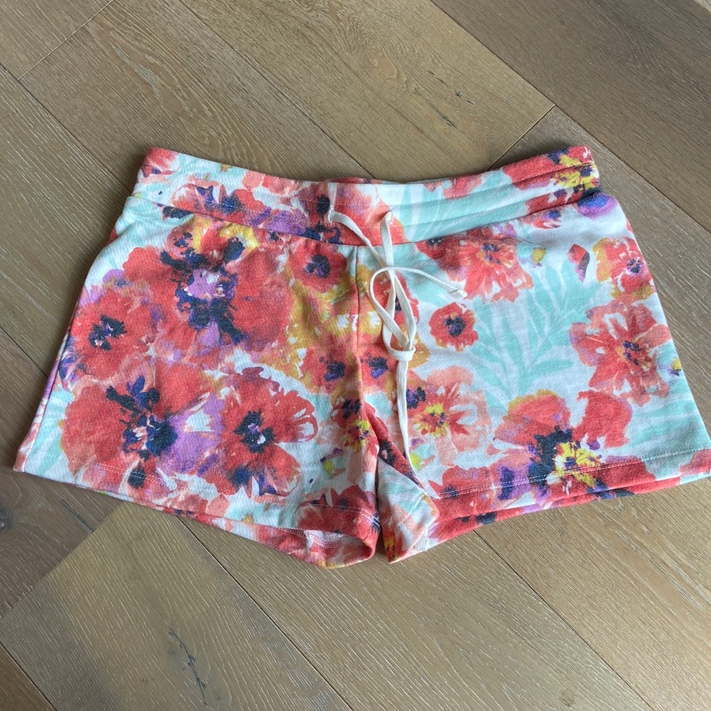 Mossimo 3 inch, floral elastic waistband shorts